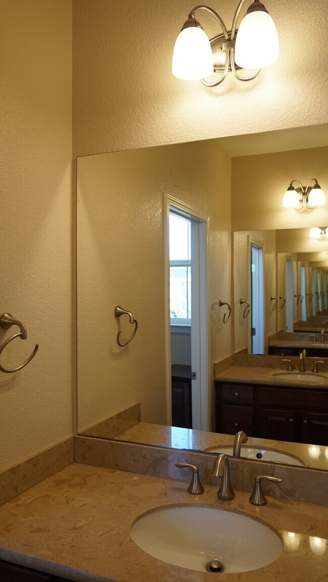 Building Photo - Beautiful two story home in Roseville!