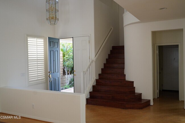 Building Photo - 3035 Hollycrest Ave