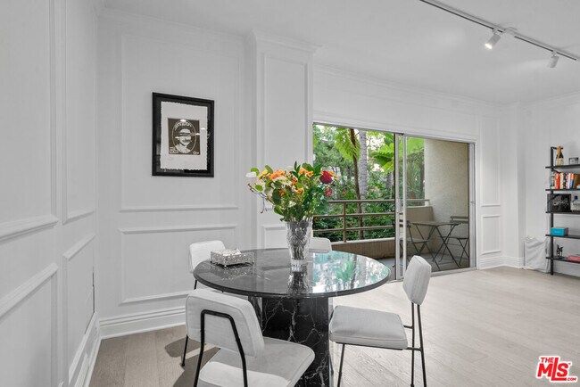 Building Photo - 1131 Alta Loma Rd