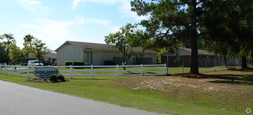 Primary Photo - Highlander Apartments