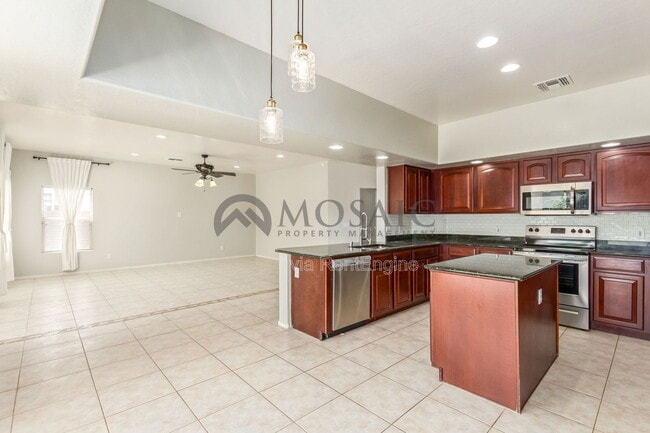 Building Photo - 883 E Powell Way