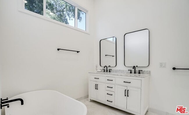 Building Photo - 15851 Mulholland Pl