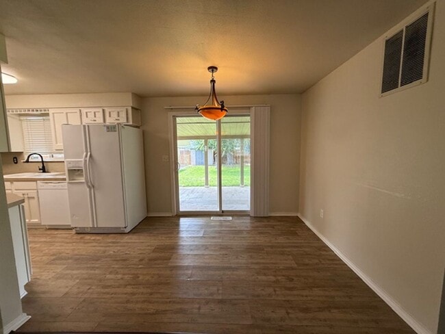 Building Photo - 3 Bedroom 1.25 Bath with 2 car garage