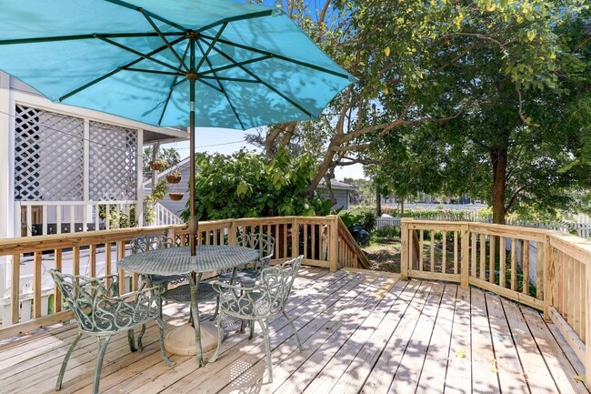 Building Photo - 1221 Sealy Ave