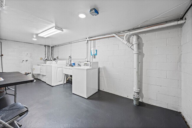 Building Photo - 6 Stenwick Dr