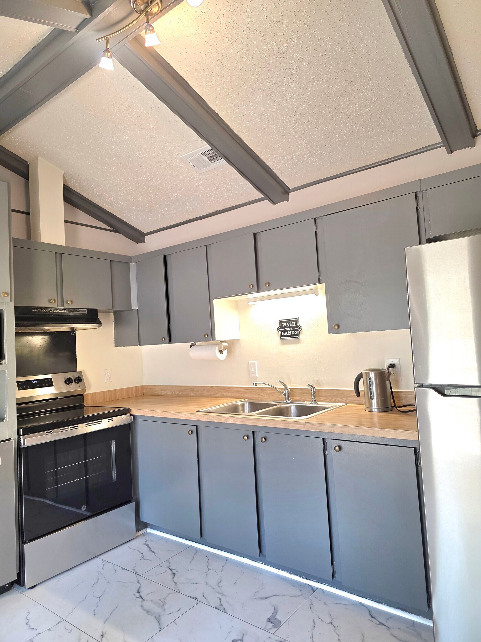 Building Photo - 651 Ynestra Dr