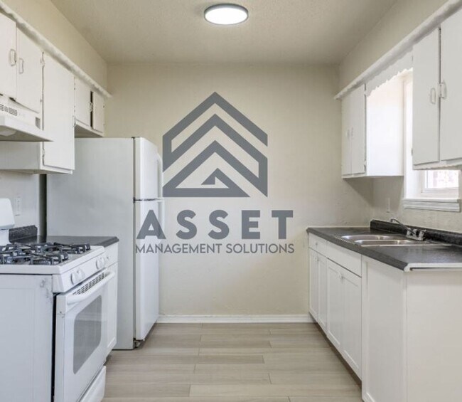 Building Photo - Lovely 4 Bed 1.5 Bath!!