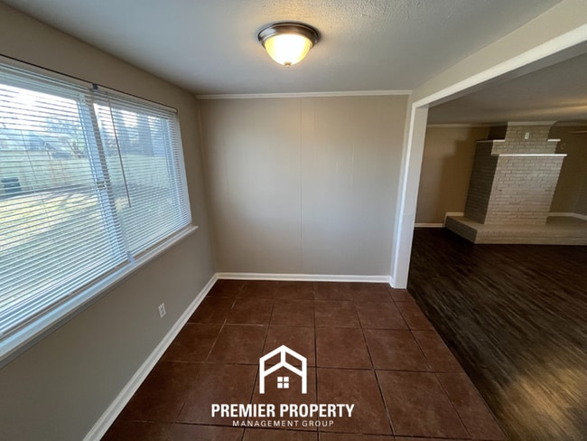 Building Photo - Beautiful 3BR/2BA Memphis Home with Hardwood Floors, Formal Dining & Fenced Yard