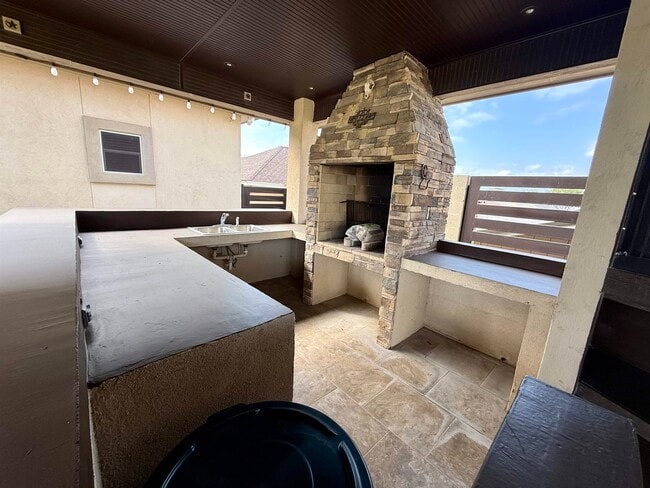 Building Photo - 10523 Bear Creek