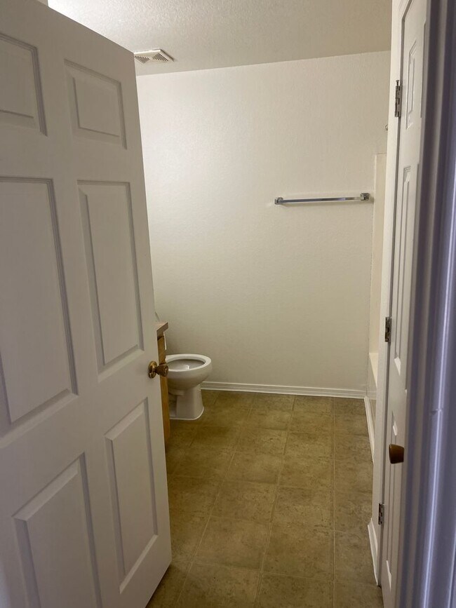 Building Photo - 3114 Oak Ln