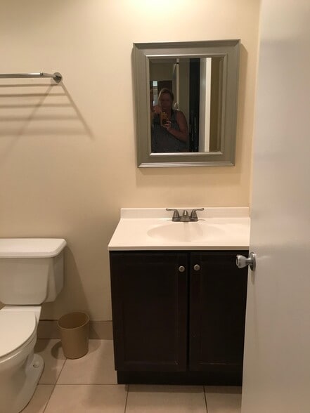 bathroom - 450 NW 20th St