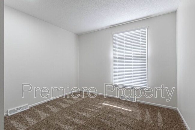 Building Photo - 5708 NW Raintree Ct