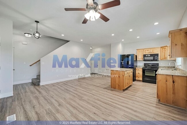 Building Photo - Golf Course Townhouse 3 BD 2.5 BA 2 GA w/ ...