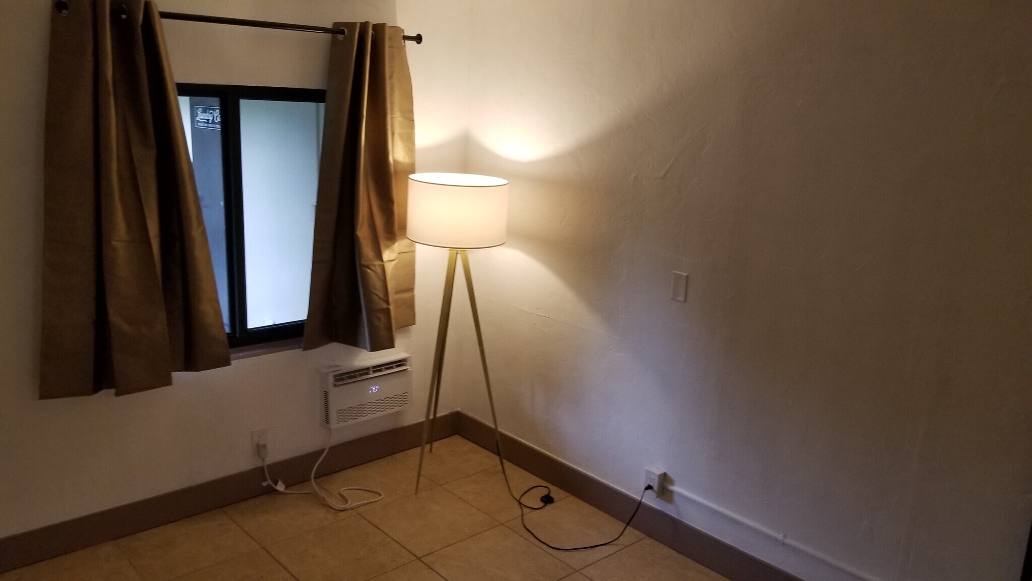 Building Photo - 1952 Madison St