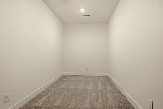 Building Photo - 420 Stonemeadow Rd