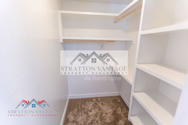 Building Photo - 484 E Cheyenne Rd