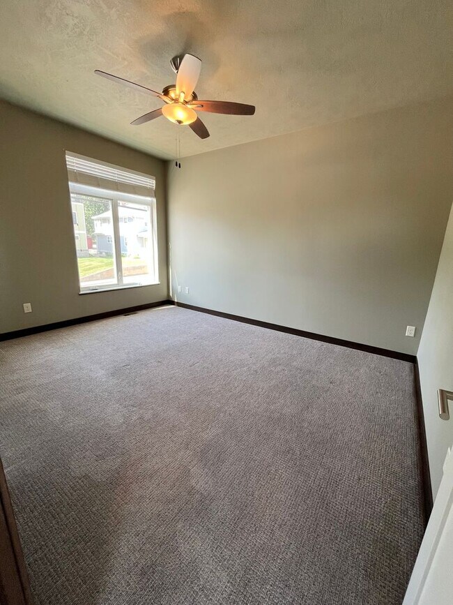 Building Photo - 3 Bed/2.5 Bath Townhome in Downtown Sioux Falls!!