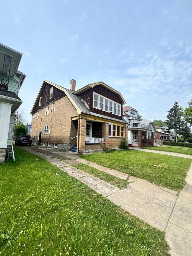 Building Photo - 313 Lasalle Ave