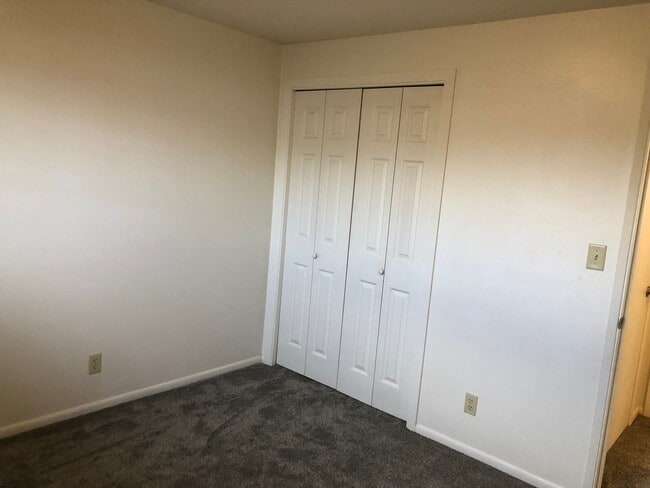 Building Photo - Beautifully updated 2 bed/1bath duplex in ...