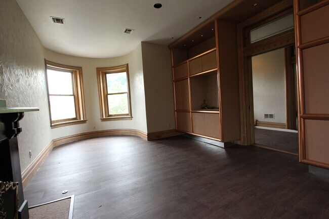 Building Photo - 200 W North Ave
