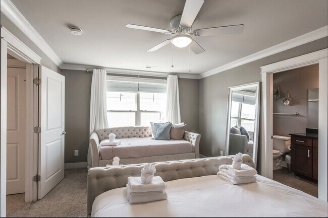 Building Photo - Belmont / Vanderbilt University Condo!!