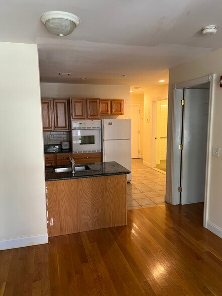 Primary Photo - 73 Westland Ave