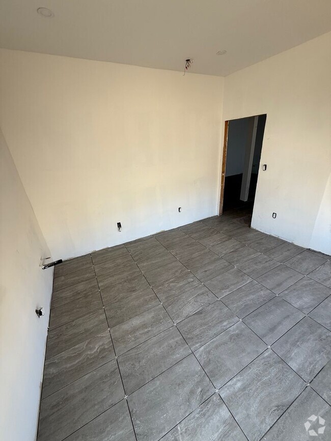 Building Photo - l1551