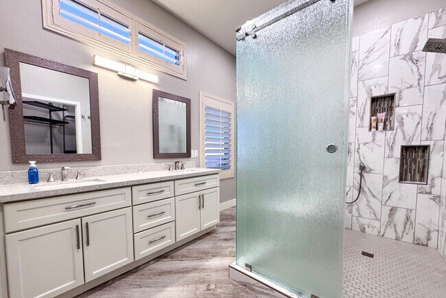 Building Photo - 3Bed/2.5 Ba House in Gated Community in No...
