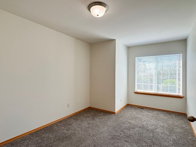 Building Photo - Beautiful 3 bed, 2.5 bath Edmonds Duplex U...