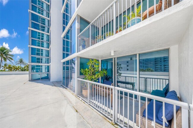 Building Photo - 2655 Collins Ave
