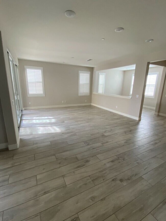 Building Photo - Beautiful Home - Plan 3 4BR/4.5BA in Casavia