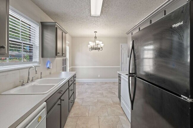 Building Photo - Beautiful 2/2 Near all of Lubbock's Amenit...