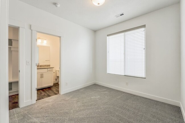 Building Photo - Spacious 4 Bed, 3.5 Bath Pet-Friendly Home with Central Air & 2-Car Garage! - Available NOW!