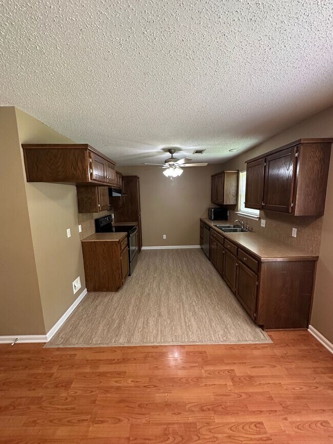 Building Photo - 250 Hunters Run