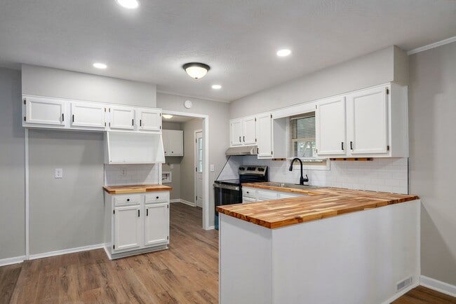 Building Photo - Charming 3 bedroom,  2 bathroom house for ...