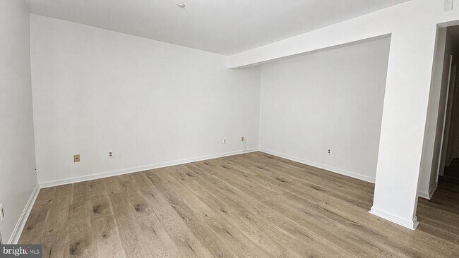 Building Photo - 120 Royalty Cir