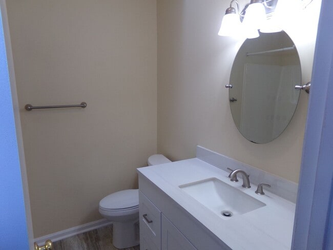 Building Photo - Charming Triplex