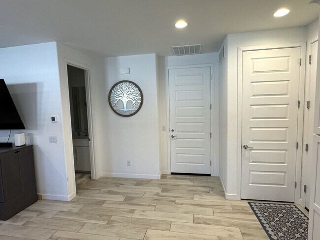 Building Photo - 2024 Beautiful Furnished 3 Bedroom 2 Bath with Private Suite near Sports Venues