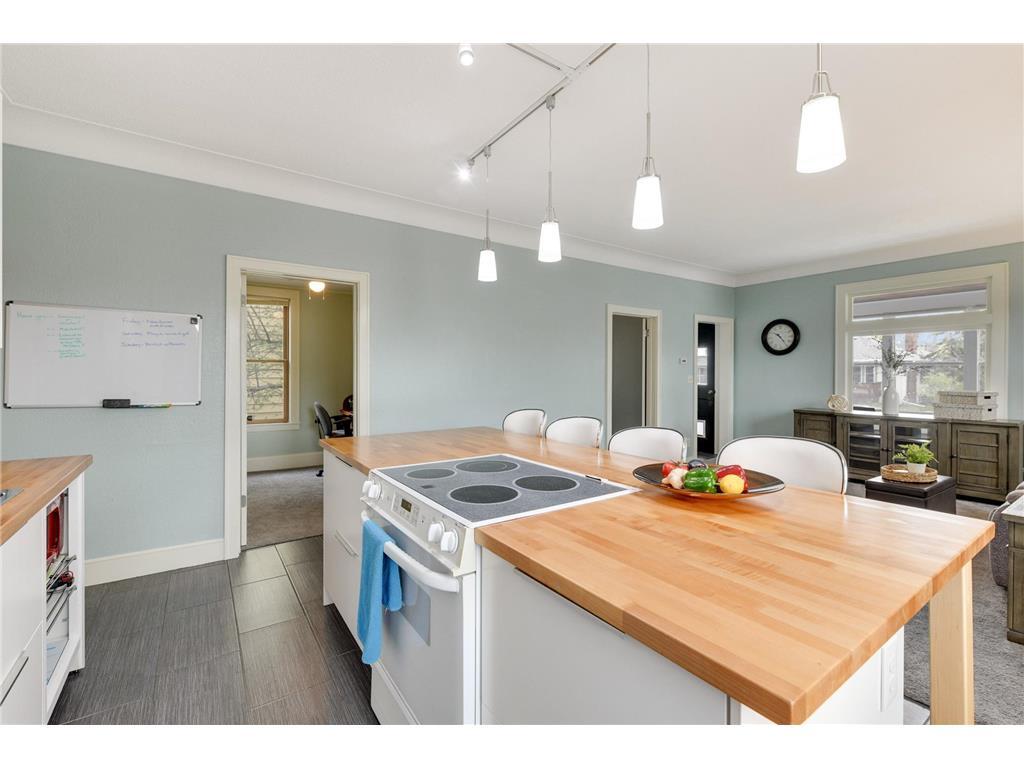 Building Photo - 144 8th Ave S