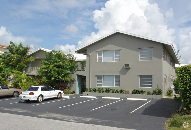 Primary Photo - Oasis Apartments