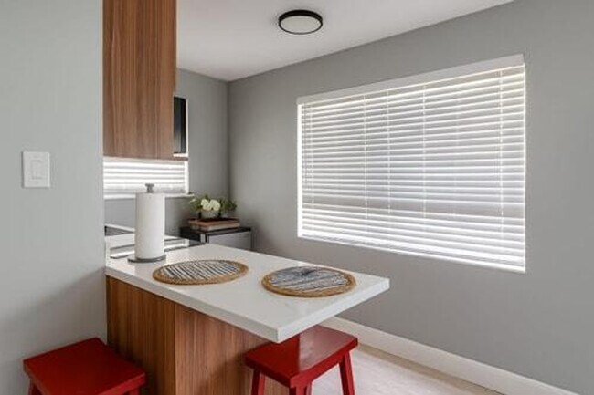 Building Photo - 320 Walnut St