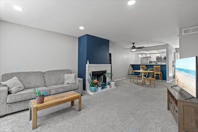 Building Photo - Woodchase Dual Primary Bedroom Condo