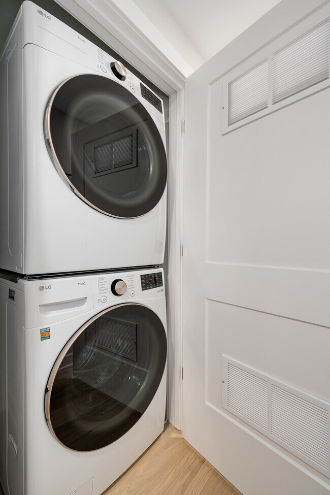 Building Photo - 1631 N Lawndale Ave