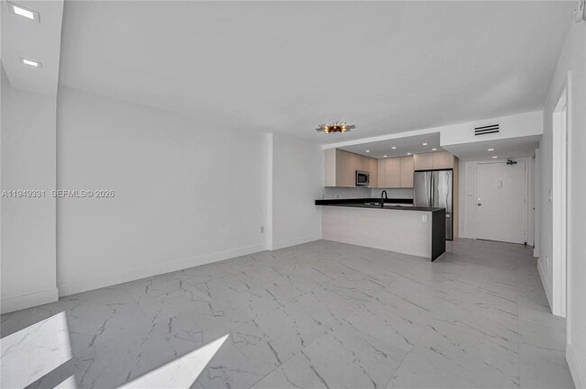 Building Photo - 345 Ocean Dr