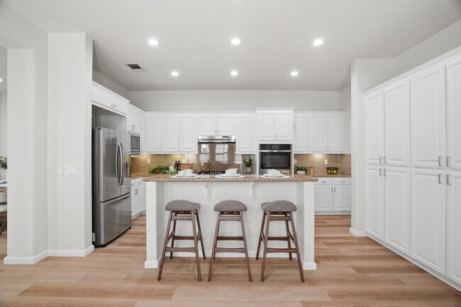 Building Photo - BRIGHT, OPEN RESIDENCE IN RIVERMARK HOME WITH EXCELLENT LAYOUT