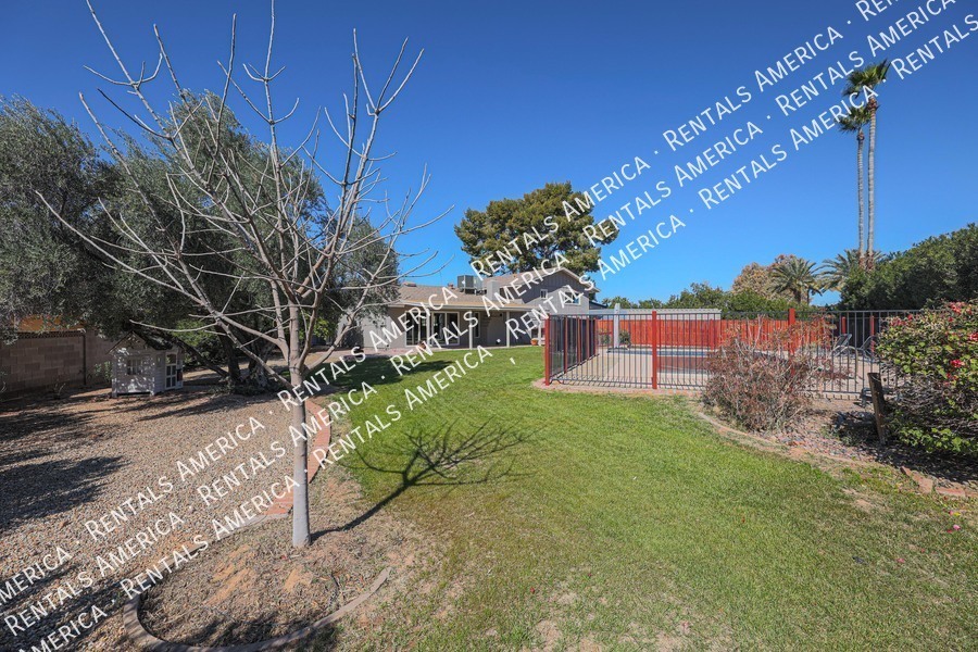 Building Photo - 8613 E Clarendon Ave