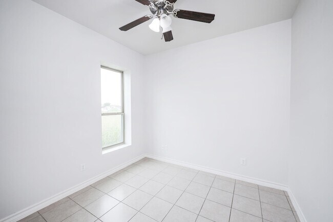 Building Photo - 1511 Don Camilo Blvd