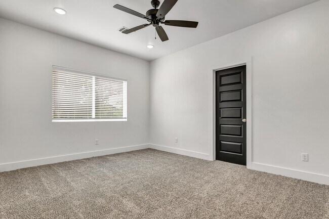 Building Photo - 211 Lynn Dr