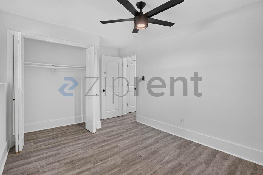 Building Photo - Unit 3