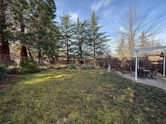 Building Photo - One bedroom/One Bath Apartment with outdoor space on quiet flag lot!  Available Now